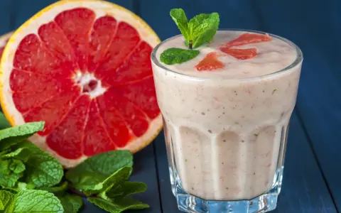 Smoothie z grejpfrutem: przepisy, zdrowie i odchudzanie bez goryczy
