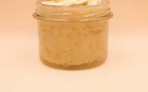 Słoiczek z galaretką bananową, ozdobiony plasterkami banana. Gdzie kupić taki przysmak?