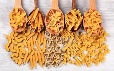 Różne rodzaje makaronu: kolanka, penne, serduszka, fusilli i kokardki. Wybór między makaronem z samopszy czy z płaskurki zależy od preferencji.