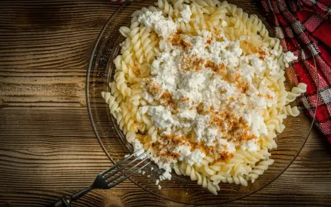 Makaron z serem jak w przedszkolu, posypany cynamonem. Proste danie, które przywołuje wspomnienia.