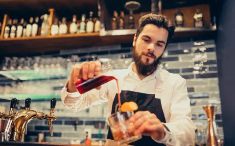 Ile zarabia barman w klubie? Nawet 12 000 zł miesięcznie!