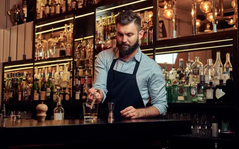 Ile zarabia barman w restauracji? Prawdziwe liczby i napiwki!