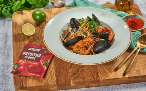 Pyszne Linguine Frutti di Mare z krewetkami i małżami, idealne do przygotowania z papryką słodką mieloną.