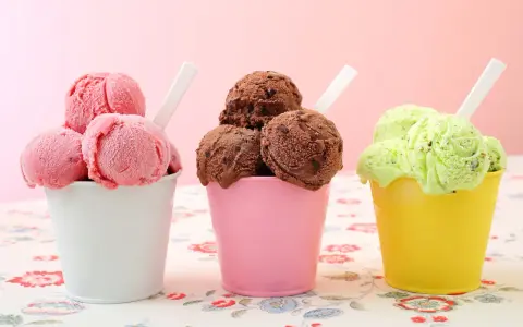 Trzy kubeczki z lodami: różowe, czekoladowe i pistacjowe. Który wybierasz: sorbet owocowy czy lody mleczne?