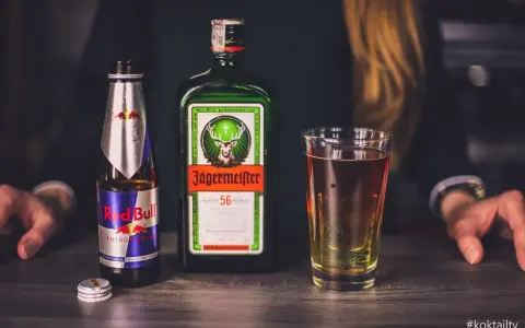 Jägermeister z Red Bullem i drinkiem w szklance. Klasyczne połączenie na imprezę.