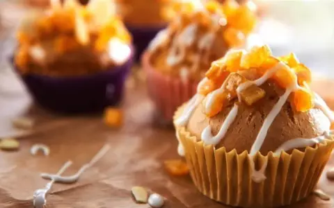 Słodkie muffinki czekoladowe kontra babeczki z nadzieniem, ozdobione lukrem i owocami.