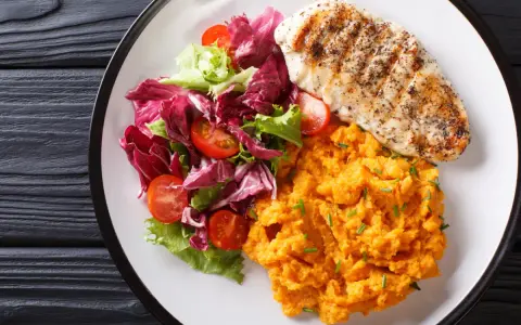 Grillowana pierś kurczaka z purée z batatów i sałatką z pomidorkami. Świetna alternatywa, co zamiast ziemniaków na obiad.