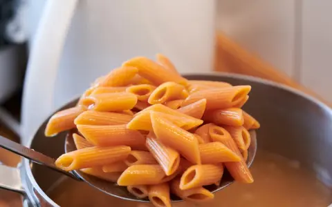Makaron z soczewicy, pomarańczowy i pyszny, kontra pszenny. Wybór należy do Ciebie!