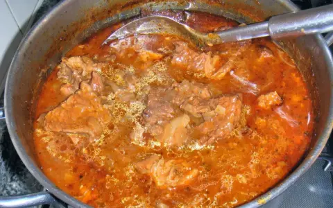 Gulasz wołowy w garnku, pachnący i sycący. Czy to gulasz wieprzowy? Trudno odróżnić po tym aromacie!
