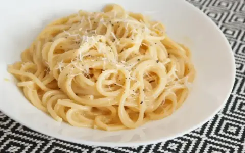 Pyszne Spaghetti Carbonara przepis. Kremowy sos, parmezan i czarny pieprz na idealnie ugotowanym makaronie.
