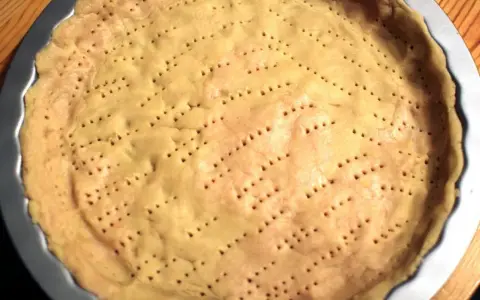 Surowy spód do tarty, z widocznymi dziurkami, czeka na nadzienie. Tarta na kruchym spodzie czy na cieście francuskim?