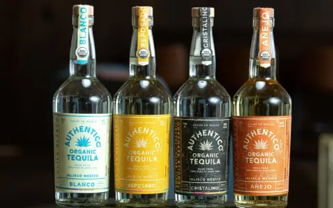 Tequila Silver czy Reposado do Margarity? Cztery butelki organicznej tequili: Blanco, Reposado, Cristalino i Añejo.