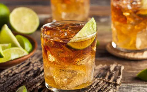 Orzeźwiający drink z rumem i limonką, podany z lodem. Idealny na upalne dni.