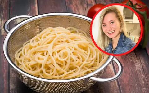 Ugotowany makaron w durszlaku, obok pomidorów. Uśmiechnięta blondynka w okręgu. Czy można zamrozić ugotowany makaron? Tak!