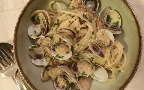 Pyszne Spaghetti con le Vongole przepis. Makaron z małżami i natką pietruszki, gotowy do podania.