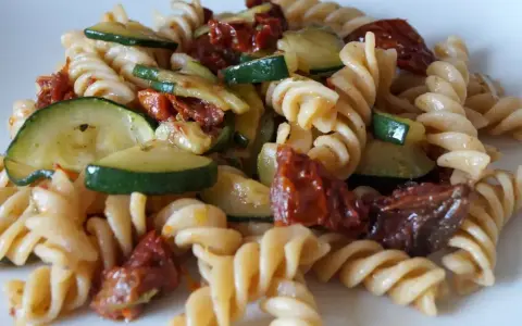 Fusilli z cukinią i suszonymi pomidorami, danie pełne smaku i kolorów.