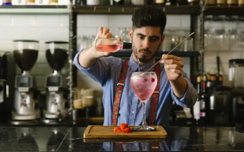 Ile zarabia barman w Warszawie? Sprawdź, jak zwiększyć dochody