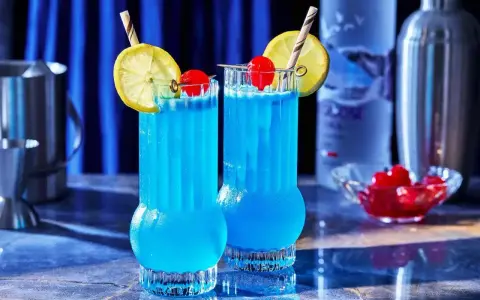 Dwa orzeźwiające drinki Blue Lagoon z cytryną i wiśnią, idealne na letnie wieczory. Oto przepis na ten niebieski raj!