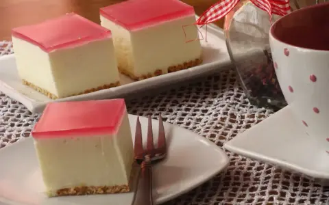 Idealny sernik na zimno z galaretką, który zachwyci każdego. Prosty przepis na pyszny deser.