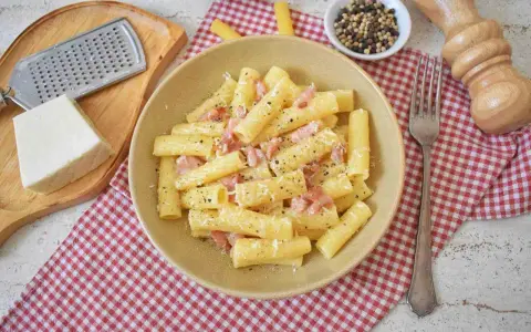 Pyszne danie z makaronem rigatoni, guanciale i pecorino. Idealne na szybki obiad, oto pasta alla Gricia przepis.