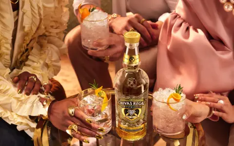Eleganckie drinki z Chivas Regal Crystal Gold. Czy to są shoty? Nie, to wyrafinowane koktajle z lodem i cytrusami.