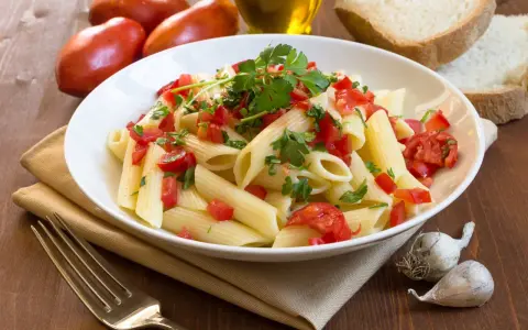 Penne z pomidorami i pietruszką. Jak przechowywać ugotowany makaron, by był świeży? Oto inspiracja na szybki posiłek.