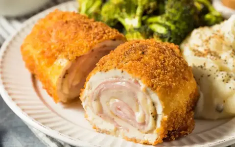 Kotlet de volaille kontra kotlet cordon bleu: złociste, panierowane rolady z kurczaka z serem i szynką, podane z puree i brokułami.