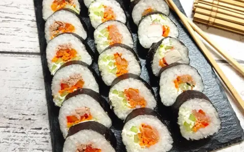 Pyszne rolki sushi z łososiem, tuńczykiem i warzywami. Idealny przepis na domowe sushi.