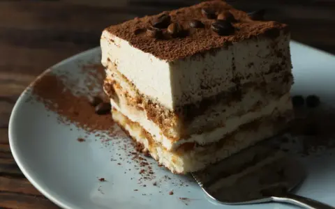 Pyszny deser tiramisu, idealny gdy szukasz alternatywy dla amaretto. Kremowy, z kawą i kakao.