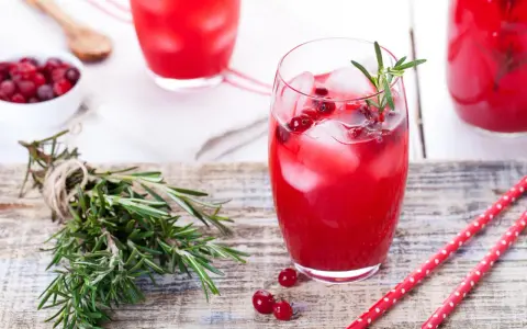 Drinki z wódką żurawinową: Proste przepisy i sekrety barmana