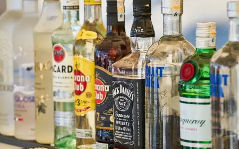 Szereg butelek alkoholi: wódka, rum, whisky, gin. Idealne do shotów warstwowych kontra shoty mieszane.