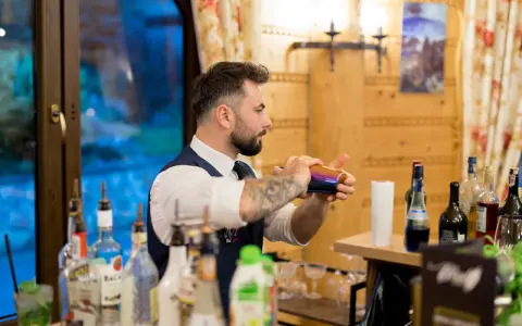 Barman przygotowuje drinki na wesele. Sprawdź nasz drink bar na wesele cennik i zamów najlepsze koktajle!