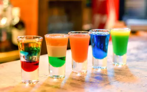 Shot z grenadyną: Zaskocz gości! Przepisy na kolorowe warstwy.