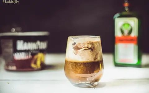 Pyszny drink z Jägermeisterem i lodami waniliowymi. Idealny na wieczór.