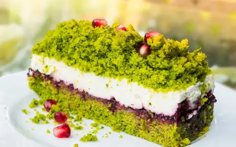 Zielony tort z kremem i owocami granatu, idealny na letnie popołudnie. Ten Azalea przepis zachwyci każdego!