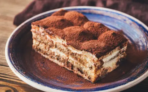 Pyszny kawałek tiramisu, idealny na deser. Ten przepis na tiramisu zachwyci każdego!
