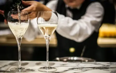 Kelner nalewa musujący prosecco drink do kieliszków. Idealny na toast zamiast proseco.