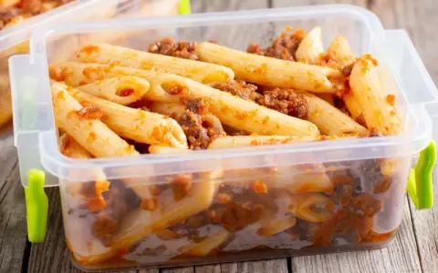 Penne z sosem bolońskim w pojemniku. Idealne rozwiązanie, jak przechować ugotowany makaron na później.