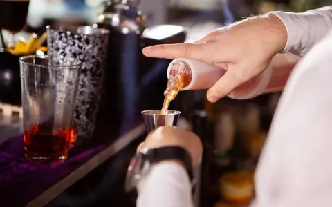 Barman w Toruniu precyzyjnie nalewa alkohol. Zastanawiasz się, ile zarabia barman w Toruniu?