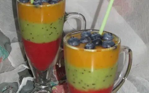 Kolorowy koktajl z nektarynek, kiwi i truskawek, zwieńczony borówkami. Idealny na orzeźwienie!