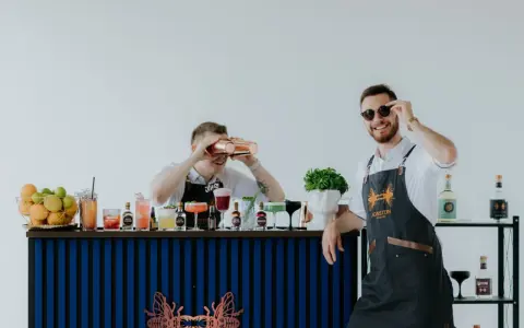 Dwóch barmanów przy weselnym barze z drinkami. Zastanawiasz się, o co pytać barmana na wesele?