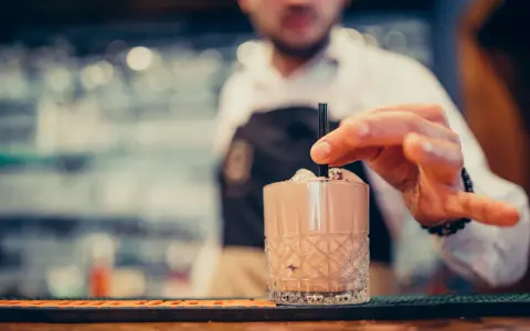 Barman na wesele: Ile kosztuje i jak zmaksymalizować zarobki?