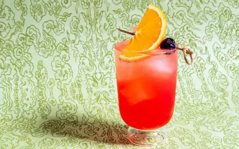 Orzeźwiający drink z Cointreau, pomarańczą i wiśnią. Idealny na letnie wieczory.