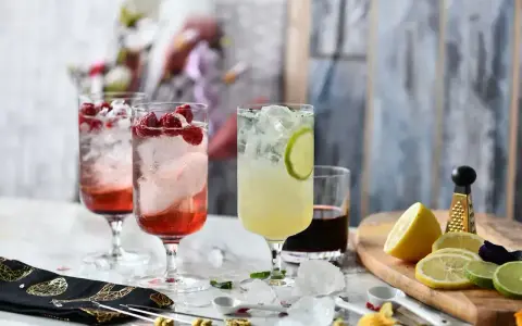 Orzeźwiające drinki z malinami i limonką, jak z wakacji w Malibu. Idealny Malibu Barbie drink na lato.