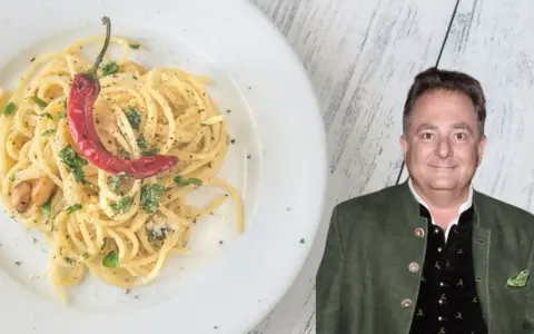 Spaghetti aglio olio z papryczką, jak u Makłowicza. Pyszne danie z czosnkiem i natką pietruszki.