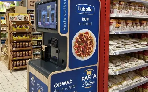 Stacja Pasta Station z makaronem Lubella zachęca do zakupu. Obok półki z markami własnymi marketów.
