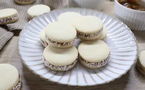 Pyszne domowe alfajores z kajmakiem i wiórkami kokosowymi. Idealne na deser, zgodnie z przepisem na alfajores.