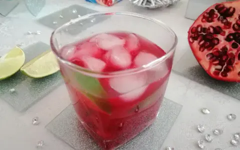 Orzeźwiający drink z sokiem z granatu, lodem i limonką. Idealny na letnie popołudnie.