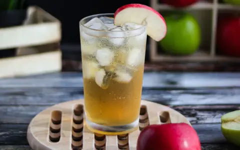 Orzeźwiający drink z jabłek, idealny na lato. Wypróbuj ten przepis na szarlotka drink!