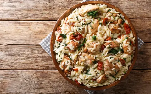 Pyszne danie z makaronem orzo, kurczakiem i suszonymi pomidorami. Idealne, gdy zastanawiasz się, jak gotować makaron orzo.